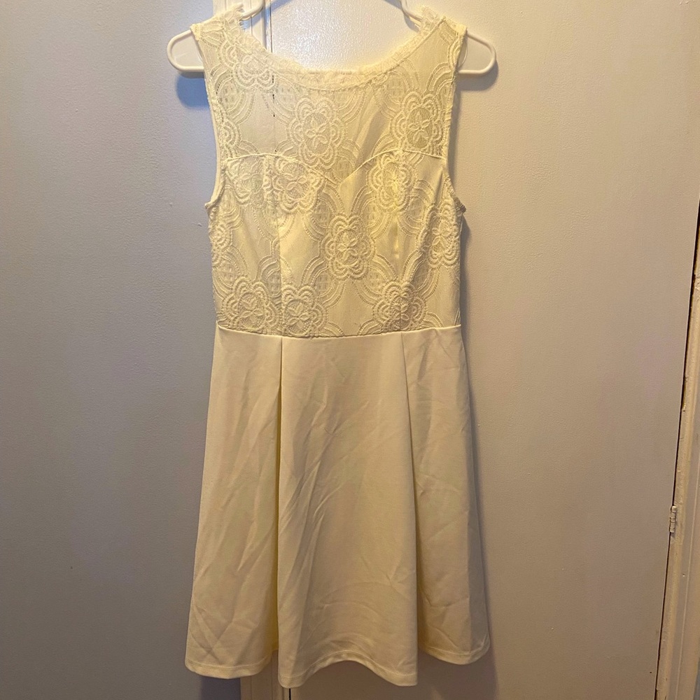 Elegant White Laced Dress!